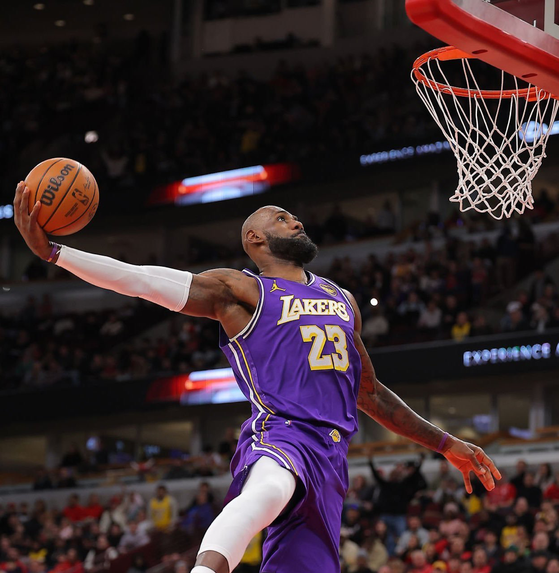 开云体育投注-詹姆斯半场才2个罚球！还被粗鲁犯规！同行：他太强壮却没罚球！